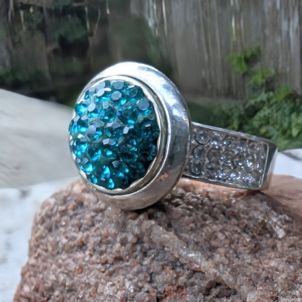 Elegant Silver and Blue Crystal Ring